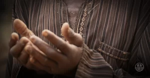 Descubra o papel de um Ogã no Candomblé, suas funções, responsabilidades e importância na preservação das tradições religiosas.