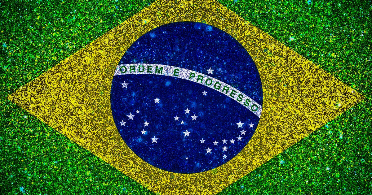 Imagem da bandeira do Brasil com efeito de glitter, sobreposta por um fundo azul e o texto 'Racismo Religioso e Criminalização Seletiva: O Caso Juliana Arcanjo e o Direito dos Povos de Santo', acompanhado do logotipo do Farol Ancestral
