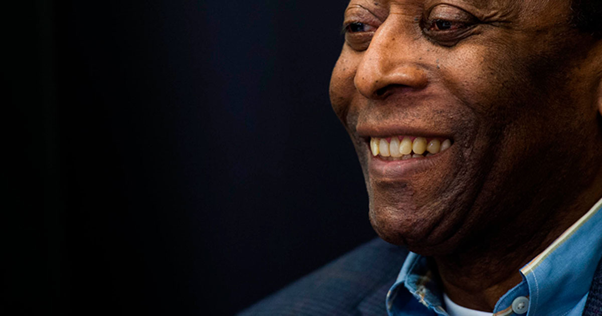 Imagem com a mensagem 'Conscientização Racial e Presença Consciente: A Reflexão de Pelé para um Futuro sem Divisões' ao lado de uma fotografia sorridente de Pelé, sobre fundo escuro. Produzido pelo Farol Ancestral.