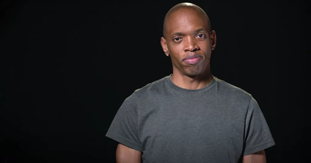 Foto de Jim Chuchu em fundo preto