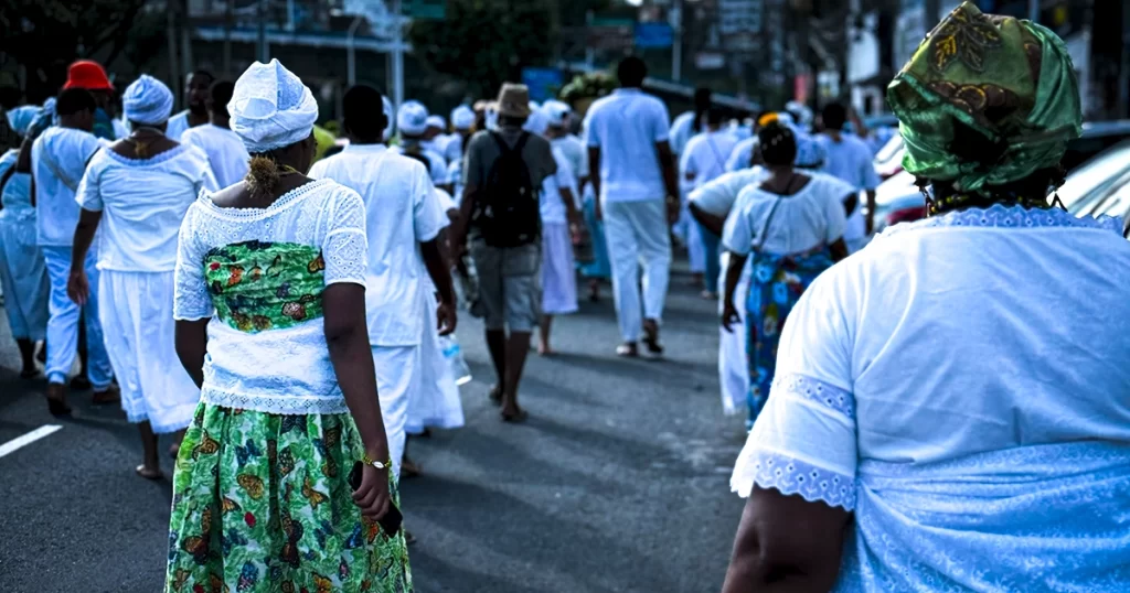 Artigo Capa do artigo Como Aprender Candomblé: 7 Etapas para Iniciar Seu Caminho no Terreiro