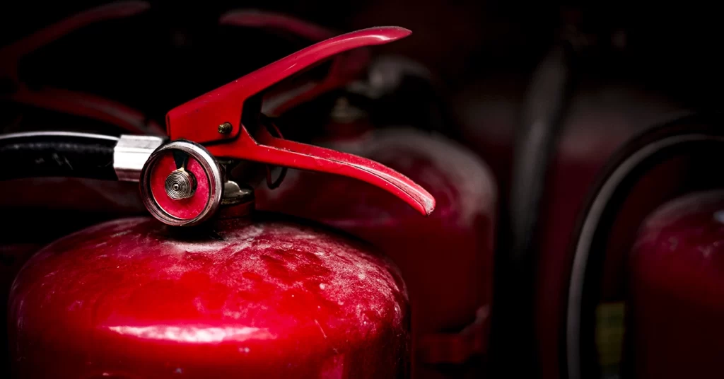 Extintor de incêndio vermelho pronto para uso em terreiro – Segurança e Inclusão nos Terreiros