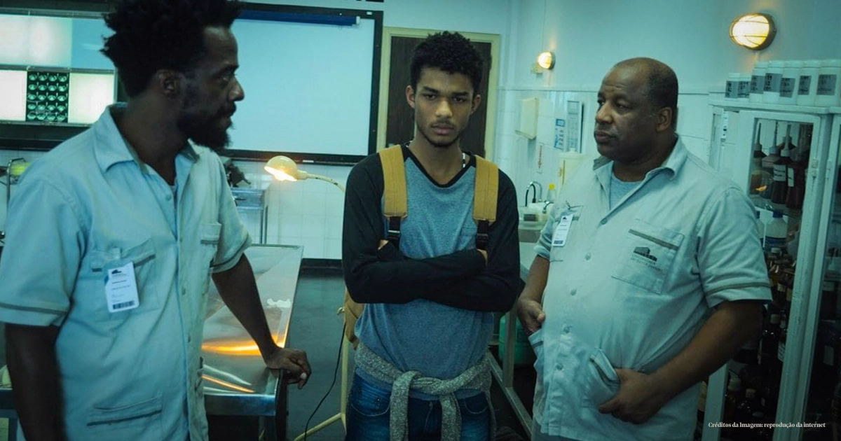 Capa do artigo M8 – Quando a Morte Socorre a Vida (2019): ancestralidade, fé e identidade no cinema brasileiro - cena em sala de aula da faculdade