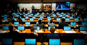 Sessão pública com representantes debatendo temas institucionais, simbolizando como narrativas sociais e políticas afetam o futuro do axé no Candomblé, usado no artigo sobre Responsabilidade Ética.