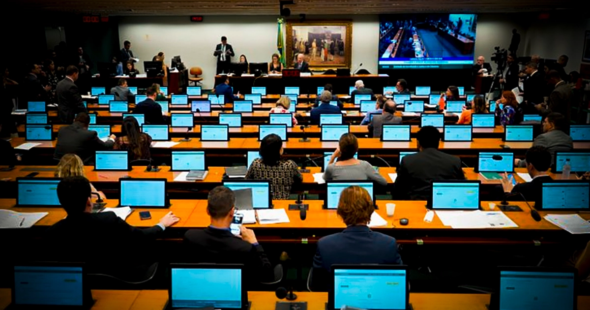 Sessão pública com representantes debatendo temas institucionais, simbolizando como narrativas sociais e políticas afetam o futuro do axé no Candomblé, usado no artigo sobre Responsabilidade Ética.